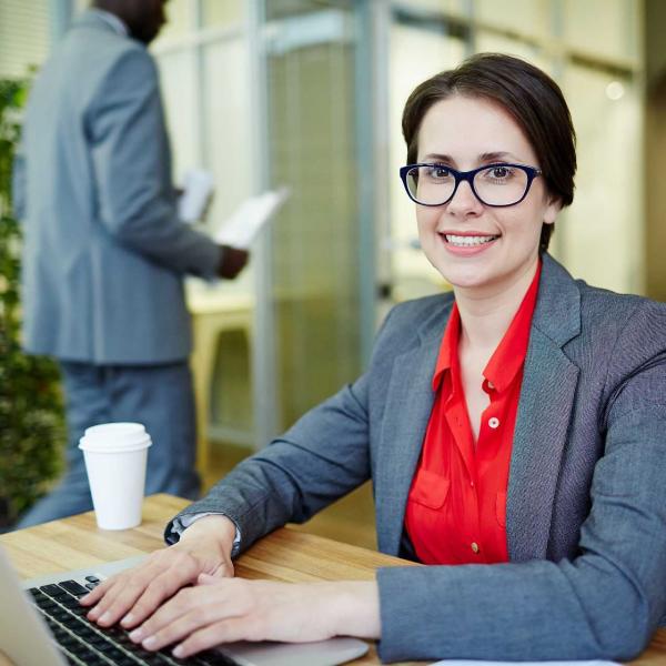 Frau im Büro